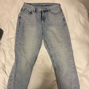 American Eagle light wash mom jeans!